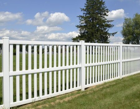 Sacramento Fence Cleaning: Safe Soft Washing Tips for Wood vs. Vinyl